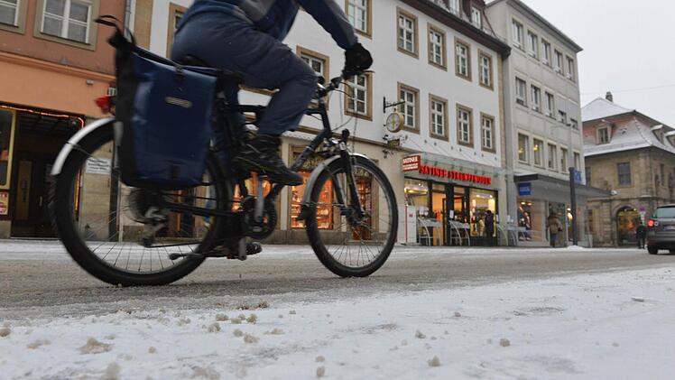 . . . und das Radfahren in der Hauptwachstraße zum Balanceakt.
