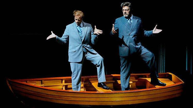 Schön die Hände auseinander geklappt - und gleich kommt die "Merkel-Raute": Benjamin Bruns (links) als Steuermann und Franz-Josel Selig als Daland in der Bayreuther "Holländer"-Inszenierung. Foto: Enrico Nawrath