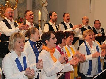 Beschwingt, mitreißend und einfach positiv - so präsentierte sich der Kronacher Gospelchor beim Neujahrskonzert in der Seibelsdorfer Kirche. Geleitet wird der Chor von Christiane Stömer-Rauh. Foto: Sonja Adam