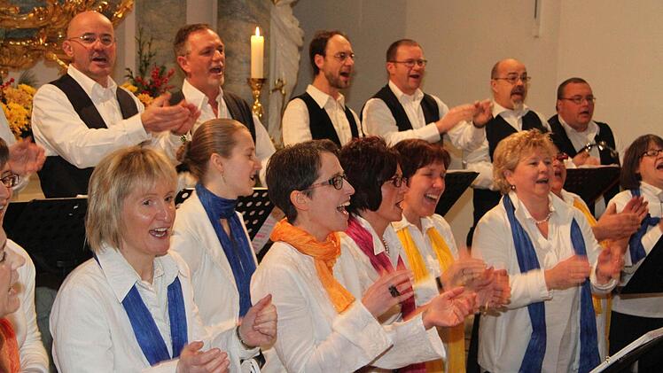 Beschwingt, mitreißend und einfach positiv - so präsentierte sich der Kronacher Gospelchor beim Neujahrskonzert in der Seibelsdorfer Kirche. Geleitet wird der Chor von Christiane Stömer-Rauh. Foto: Sonja Adam