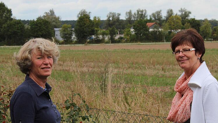 Vom Garten von Helga Kürzdörfer (rechts) ist die Kläranlage (im Hintergrund) nicht nur zu sehen. Auch Stans Möhringer rümpft ab und an die Nase. Foto: Andreas Dorsch