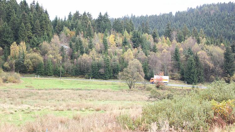 Blick vom Sportplatz aus in Richtung der Straße nach Spechtsbrunn