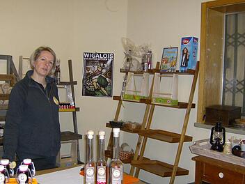 Cora Gundelfinger in ihrem kleinen Gräfenberger Laden Fotos: Malbrich