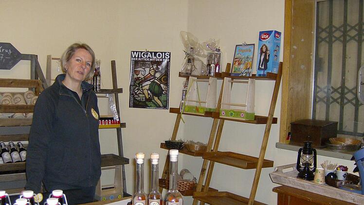 Cora Gundelfinger in ihrem kleinen Gräfenberger Laden Fotos: Malbrich