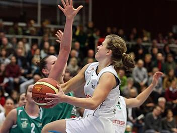In Sachen Kampfkraft ein Vorbild und im finalen Vergleich mit Keltern sicher wieder ein wichtiger Faktor: Liisi Sokman (vorn), die auch als Rebounderin zu &uuml;berzeugen wei&szlig; Foto: sportpress