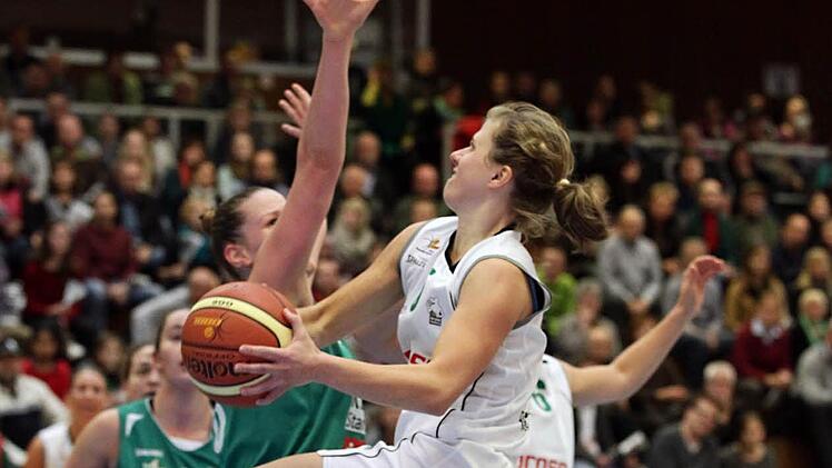 In Sachen Kampfkraft ein Vorbild und im finalen Vergleich mit Keltern sicher wieder ein wichtiger Faktor: Liisi Sokman (vorn), die auch als Rebounderin zu &uuml;berzeugen wei&szlig; Foto: sportpress