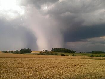Unserem Leser Matthias Träger ist es gelungen, die Windhose zu fotografieren, die "für das Chaos in Bamberg verantwortlich war", wie er schreibt. Das Bild entstand bei Vorra um etwa 18.15 Uhr.