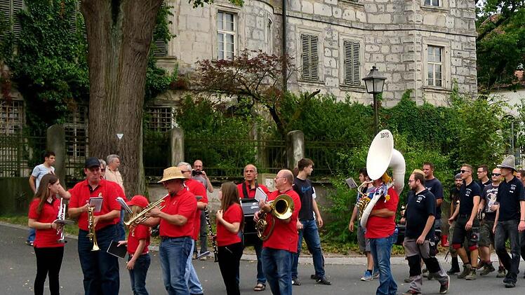 Die Weingartsgreuther Musikanten gaben den Ton an. Foto: Johanna Blum