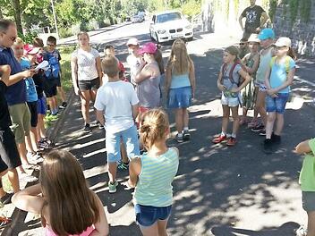 Stationen einer Kriminalfall-Lösung: Briefing. Die Kinder erfahren vom schrecklichen Verbrechen, dass das Pizza-Rezept gestohlen wurde ...