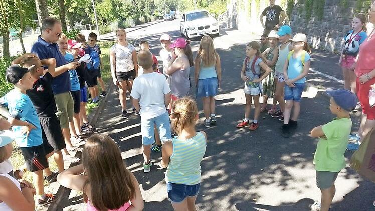 Stationen einer Kriminalfall-Lösung: Briefing. Die Kinder erfahren vom schrecklichen Verbrechen, dass das Pizza-Rezept gestohlen wurde ...
