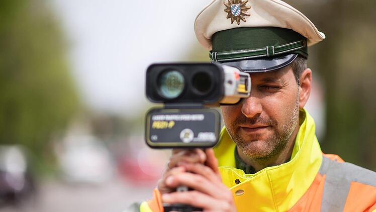 Beim Blitzmarathon 2017 hat die Polizei in Mittelfranken mit rund 250 Beamten den Verkehr für 24 Stunden überwacht. Hier das Fazit der Polizei. Foto: Matthias Balk/dpa
