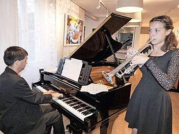 Begeisterten bei ihrem Konzert in der Piano-Galerie Pöhlmann: Daniel Singh am Klavier und Luise Heckel an der Trompete.  Foto: Werner Reißaus