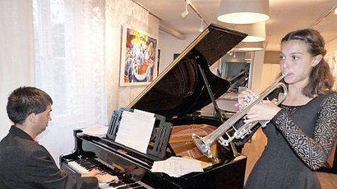 Begeisterten bei ihrem Konzert in der Piano-Galerie Pöhlmann: Daniel Singh am Klavier und Luise Heckel an der Trompete.  Foto: Werner Reißaus