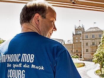 Generalmusikdirektor Roland Kluttig wirbt für den ersten Symphonic Mob in Coburg, der am 23. Juni im äußeren Hof der Ehrenburg stattfinden wird.Jochen Berger