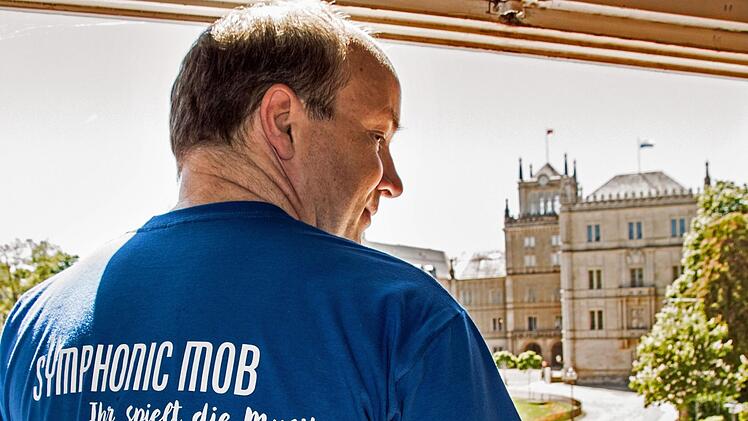 Generalmusikdirektor Roland Kluttig wirbt für den ersten Symphonic Mob in Coburg, der am 23. Juni im äußeren Hof der Ehrenburg stattfinden wird.Jochen Berger