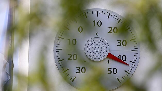 Das Thermometer an der Vertretung der Vereinten Nationen in Bonn zeigt 42 Grad an. Eine neue Hitzewelle bringt Deutschland mit rekordverd&auml;chtigen Temperaturen zum Schwitzen. Foto: Oliver Berg/dpa
