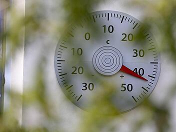 Das Thermometer an der Vertretung der Vereinten Nationen in Bonn zeigt 42 Grad an. Eine neue Hitzewelle bringt Deutschland mit rekordverdächtigen Temperaturen zum Schwitzen. Foto: Oliver Berg/dpa