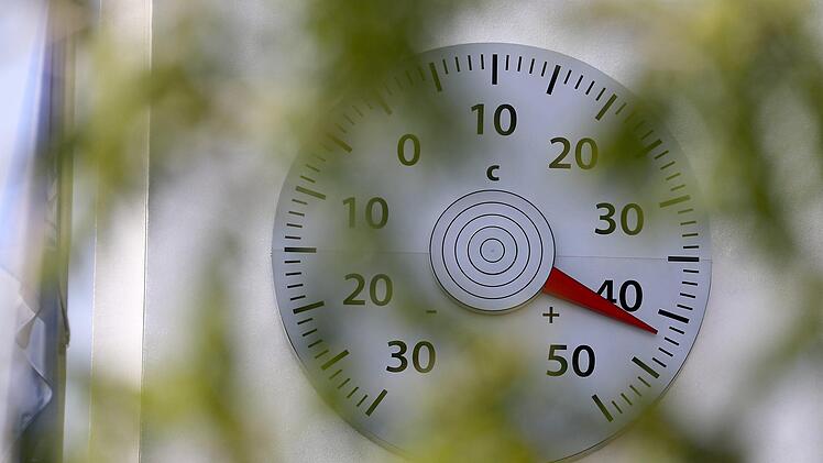 Das Thermometer an der Vertretung der Vereinten Nationen in Bonn zeigt 42 Grad an. Eine neue Hitzewelle bringt Deutschland mit rekordverdächtigen Temperaturen zum Schwitzen. Foto: Oliver Berg/dpa