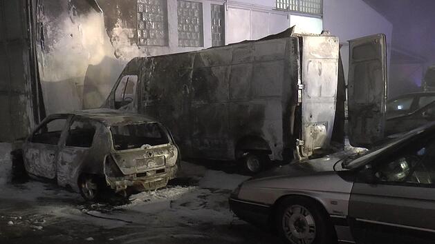 N&auml;chtlicher Brand in einer Kfz-Werkstatt: Insgesamt vier Autos und ein Lastwagen hatten in Rentweinsdorf Feuer gefangen.  Fotos: Christian Licha