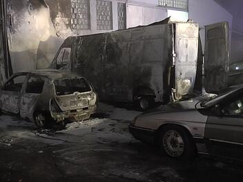 Nächtlicher Brand in einer Kfz-Werkstatt: Insgesamt vier Autos und ein Lastwagen hatten in Rentweinsdorf Feuer gefangen.  Fotos: Christian Licha