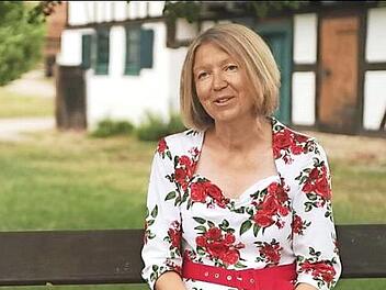 Gefragte Expertin, wenn es um altes Brauchtum geht: die Historikerin Renate Reuther. Hier wirkt sie mit beim MDR-Filmbeitrag "Die Geschichte von Frau Holle".  Screenshot: MDR