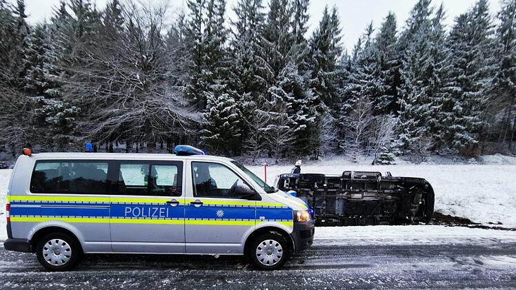 Die Polizei sicherte die Unfallstelle. Foto: Feuerwehr Steinbach am Wald