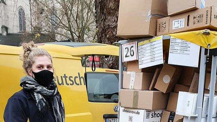 Noch mit Freude bei der Arbeit: Studentin Verena Schmittfull unterst&uuml;tzt die Paketzusteller im Zustellbezirk Bad Kissingen, genauer in Hassenbach. Foto: Marcus Leitner
