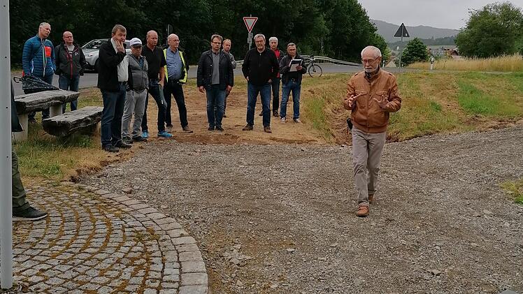 Über die Gestaltung des neu entstehenden "Denkortes Deportation" berieten die Gemeinderäte Riedenbergs, zusammen mit Gerwin Kellermann (rechts). Gemeinsam suchte man den idealen Standort für sein Kunstwerk, das an die jüdische Vergangenheit Rieden...
