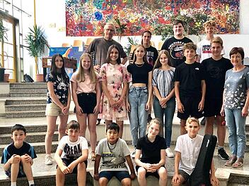 Das Konzert zum Abschluss der Musikwoche in der Brückenauer Grundschule gestalteten (hinten, von links) Christian Hirschler, Julian Weber, Dominik Elm, Emilio Gress, (mittlere Reihe) Tabea Ziegler, Mathilde Klug, Dana Sitte, Dorothea Starz, Anne H...