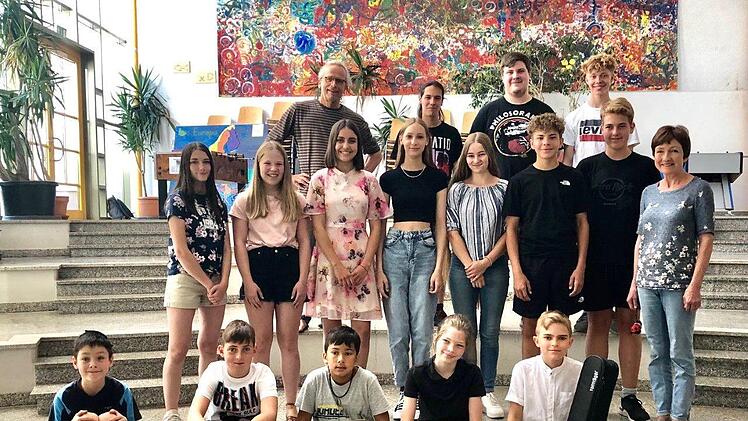 Das Konzert zum Abschluss der Musikwoche in der Brückenauer Grundschule gestalteten (hinten, von links) Christian Hirschler, Julian Weber, Dominik Elm, Emilio Gress, (mittlere Reihe) Tabea Ziegler, Mathilde Klug, Dana Sitte, Dorothea Starz, Anne H...
