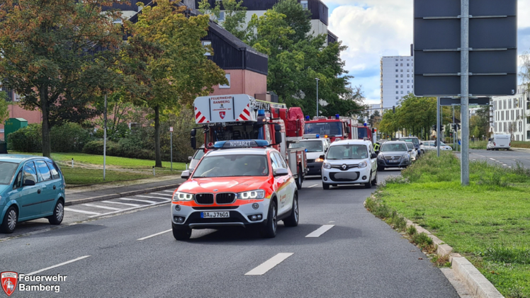Bamberg: Rauchentwicklung in Geb&auml;ude - Feuerwehr muss T&uuml;r auffr&auml;sen