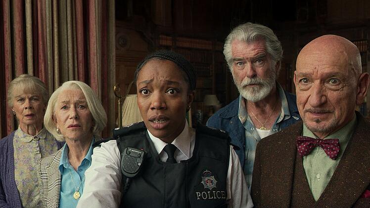 Joyce (Celia Imrie, links), Elizabeth (Helen Mirren, zweite von links), Ron (Pierce Brosnan, zweiter von rechts) und Ibrahim (Ben Kingsley) bringen sich und Polizistin Donna (Naomi Ackie) immer wieder in die Zwickmühle.