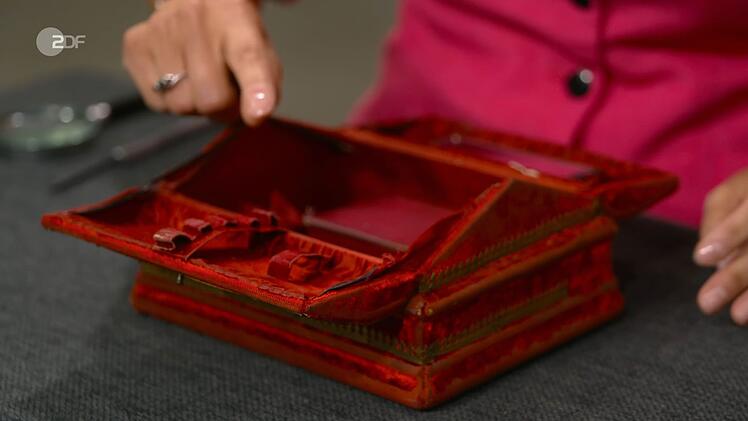 Statt Schrauben geh&ouml;rten laut Annika Ra&szlig;bach "die wertvollsten Gegenst&auml;nde der Frau - die Kosmetik und das Geschmeide" in die Kiste. "Eine Schmuckschatulle oder eine Reisetoilette f&uuml;r Badutensilien, Kosmetik", erkl&auml;rte sie. Mit der "wundersch&ouml;nen Optik" bef&auml;nde man sich "sogar noch am Rande der viktorianischen Zeit".