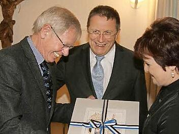 Abschiedsgeschenk für den scheidenden Vorsitzenden Dieter Hägele (links) von Oberbürgermeister Henry Schramm und der stellvertretenden Landrätin Christina Flauder. Foto: Sonja Adam