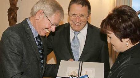 Abschiedsgeschenk für den scheidenden Vorsitzenden Dieter Hägele (links) von Oberbürgermeister Henry Schramm und der stellvertretenden Landrätin Christina Flauder. Foto: Sonja Adam