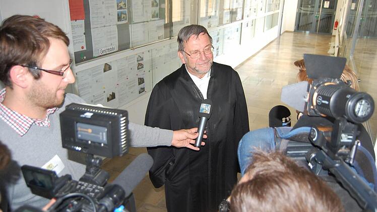 Hans-Heinrich Eidt wurde nach dem Prozess von den Medienvertretern umringt. Foto: Oliver Schmidt