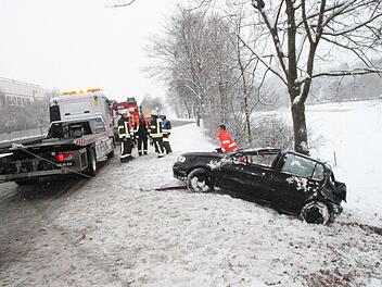 Die Bergung des verunglückten Polo. Foto: Jürgen Gärtner