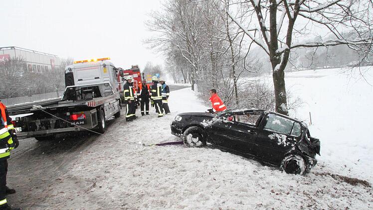 Die Bergung des verunglückten Polo. Foto: Jürgen Gärtner