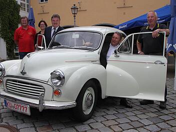 Unser Bild zeigt an einem Morris Minor Saloon (Baujahr 1967) Roman Geyer vom Oldtimer-Stammtisch, Helga Metzel von der Kulmbacher Brauerei, Landrat Klaus Peter Söllner, OB Henry Schramm sowie Walter Schaller von den Oldtimer-Freunden. Foto: Alexander Hartmann