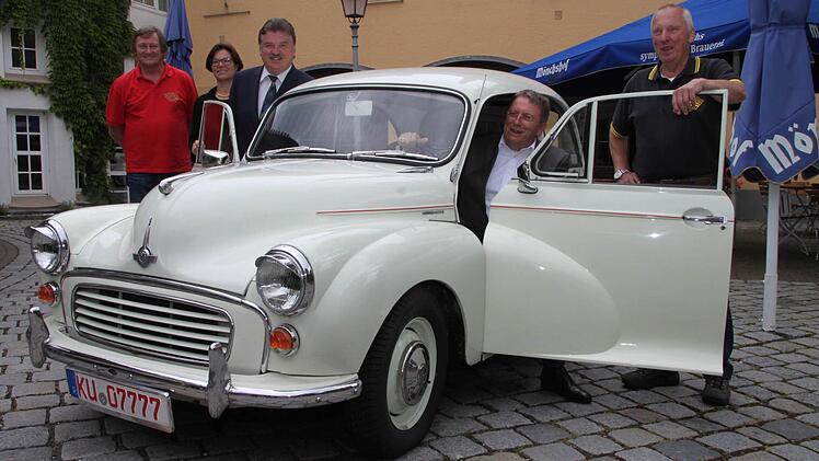 Unser Bild zeigt an einem Morris Minor Saloon (Baujahr 1967) Roman Geyer vom Oldtimer-Stammtisch, Helga Metzel von der Kulmbacher Brauerei, Landrat Klaus Peter Söllner, OB Henry Schramm sowie Walter Schaller von den Oldtimer-Freunden. Foto: Alexander Hartmann