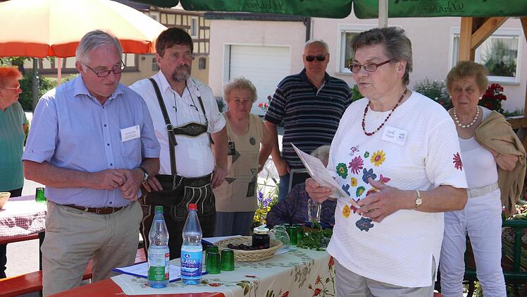Berta Finzel erzählt. Foto: Berthold Köhler