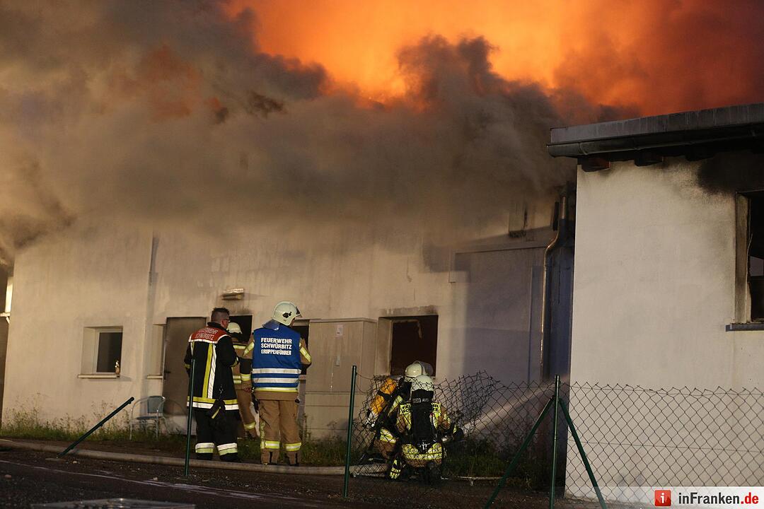 Grossbrand nach Explosion auf Indoor-Kartbahn Foto: News5/Herse