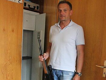 Roland Stark mit einem Gewehr, dessen Erben nach dem Tod des Eigentümers der Waffe ermittelt werden müssen. Bis dahin bleibt es in einem Tresor des Landratsamts sichergestellt.  Foto: Friedwald Schedel