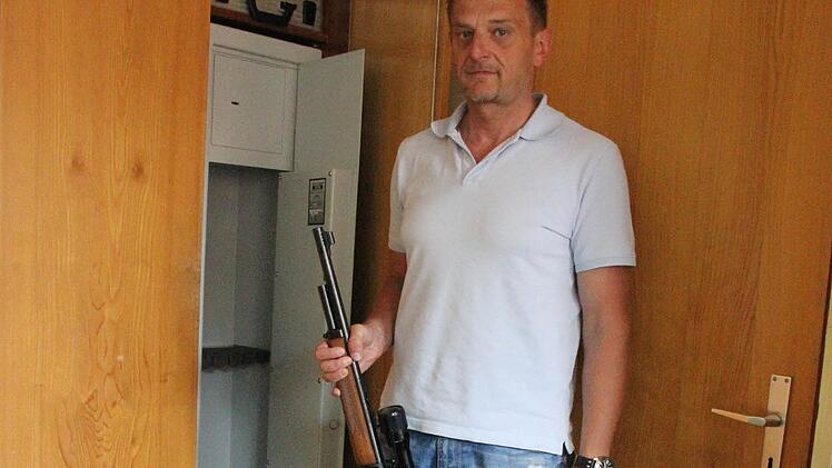 Roland Stark mit einem Gewehr, dessen Erben nach dem Tod des Eigentümers der Waffe ermittelt werden müssen. Bis dahin bleibt es in einem Tresor des Landratsamts sichergestellt.  Foto: Friedwald Schedel