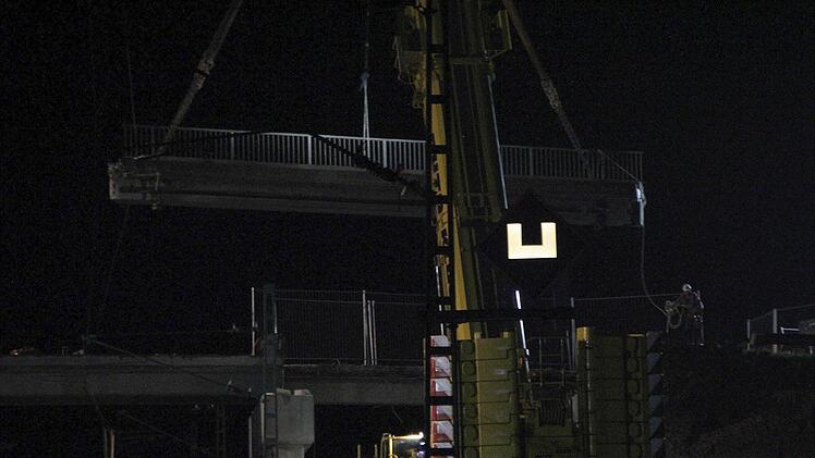 Die Brücke zwischen Kersbach und Baiersdorf wird demontiert. Foto: Josef Hofbauer