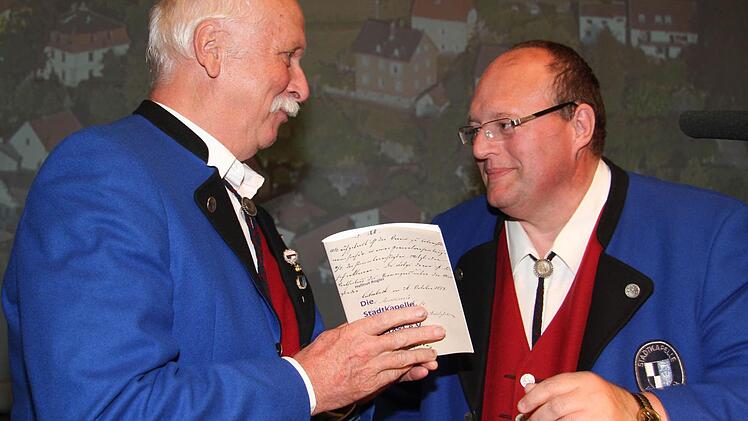 Autor Helmut Rogler überreichte die ersten Exemplare der neuen Chronik an den Vorsitzenden Roland Jonak (rechts) ...