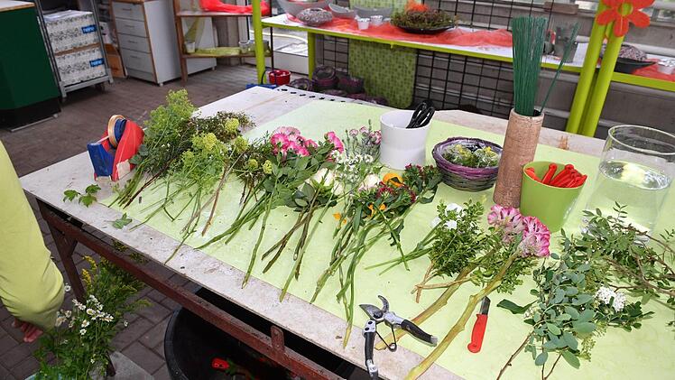 Blumen sortieren, Messer und Bast griffbereit hinlegen. Foto:R onald Rinklef
