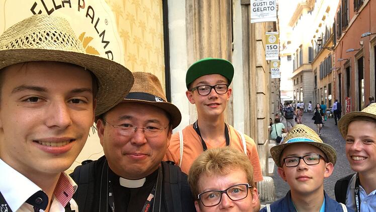 In den Gassen von Rom entstand dieses Erinnerungsbild. Die Bad Brückenauer Gruppe mit Diakon Kim Sell (2. von links) nahm in Italien an einem internationalen Ministrantentreffen teil. Foto: Janik Veit
