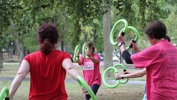 Regelmäßig trainiert die Frauenärztin Heike Barnickel-John mit ihren Patientinnen am Frauenberg. Dabei geht es nicht um Hochleistung, sondern um Normalität und Rücksicht. Foto: Ulrike Müller