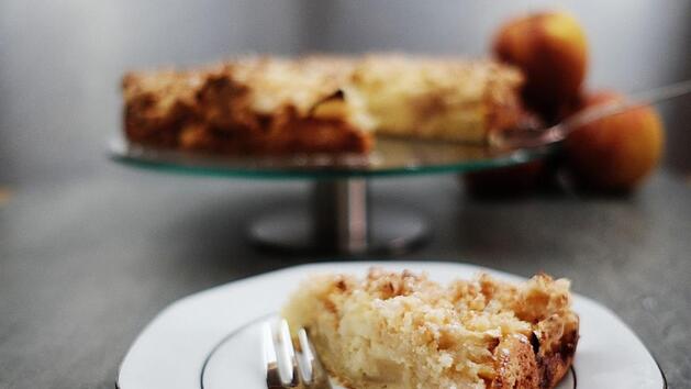 Die Kokosflocken geben dem Kuchen eine ganz besondere Note. Foto: Landmadla